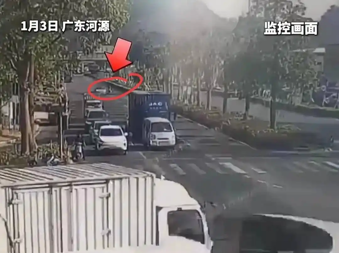广东轿车撞翻货车后续:网传女司机,警方通报1死2伤,惨不忍睹(图14) 白色小汽车撞翻大货车_轿车猛追尾货车_广东河源交通事故