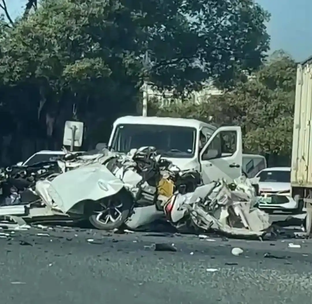 广东轿车撞翻货车后续:网传女司机,警方通报1死2伤,惨不忍睹(图4) 轿车猛追尾货车_广东河源交通事故_白色小汽车撞翻大货车