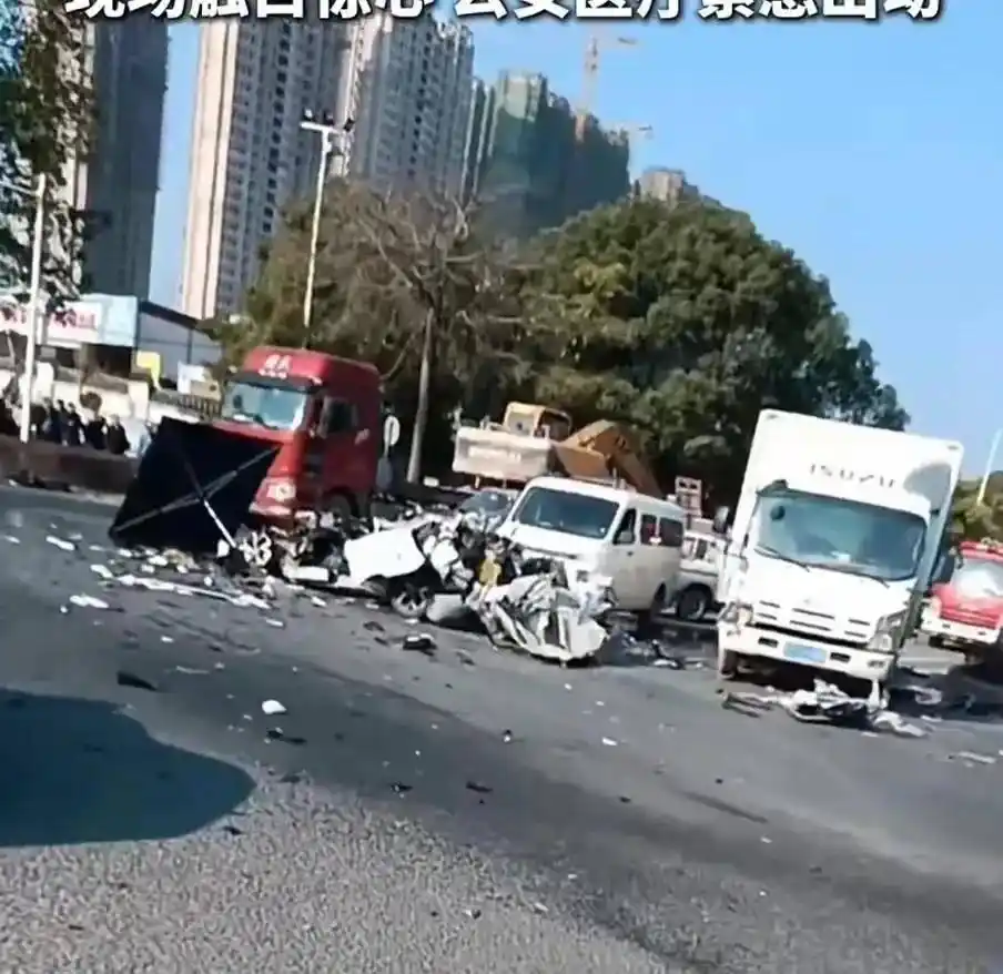 广东轿车撞翻货车后续:网传女司机,警方通报1死2伤,惨不忍睹(图7) 广东河源交通事故_轿车猛追尾货车_白色小汽车撞翻大货车