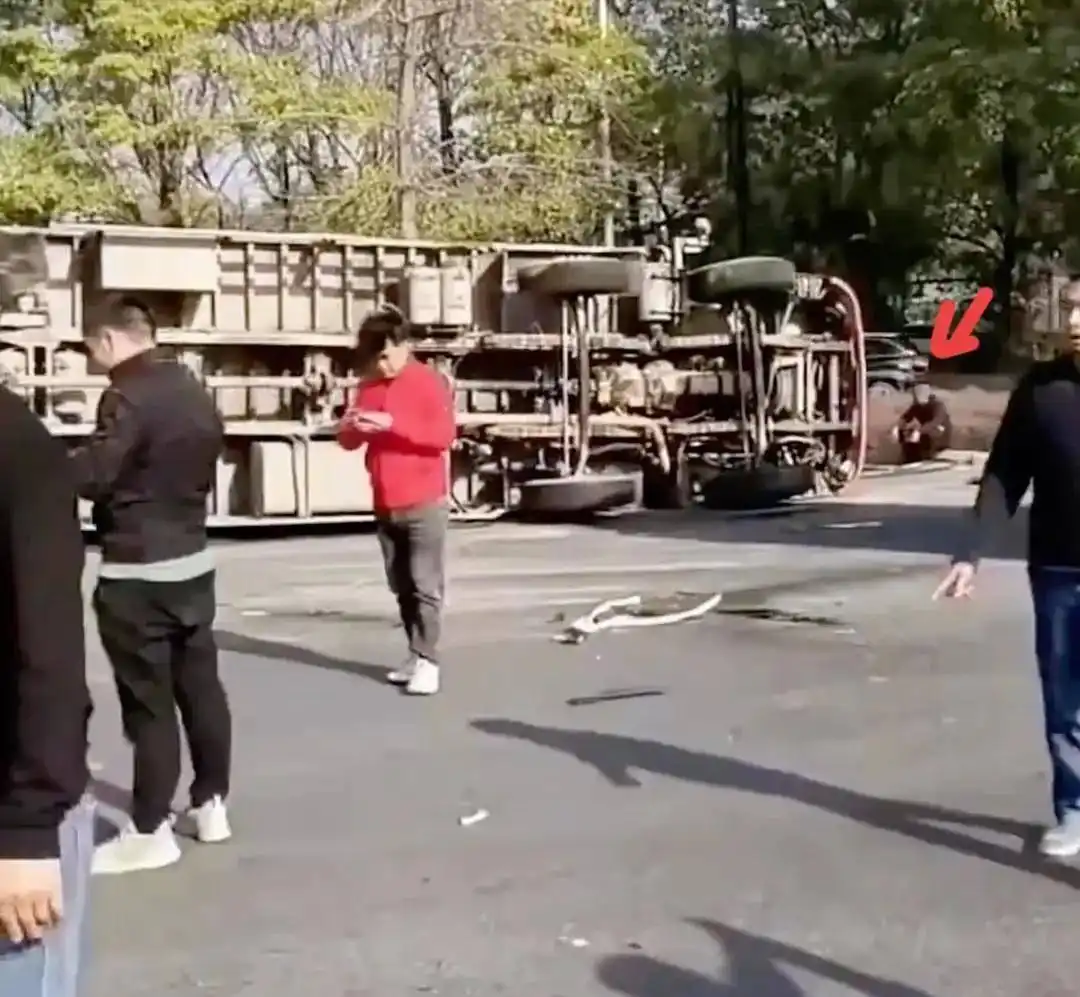 广东轿车撞翻货车后续:网传女司机,警方通报1死2伤,惨不忍睹(图8) 轿车猛追尾货车_广东河源交通事故_白色小汽车撞翻大货车