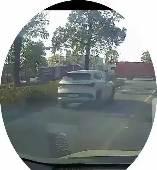 广东轿车撞翻货车后续:网传女司机,警方通报1死2伤,惨不忍睹(图10) 广东河源交通事故_轿车猛追尾货车_白色小汽车撞翻大货车