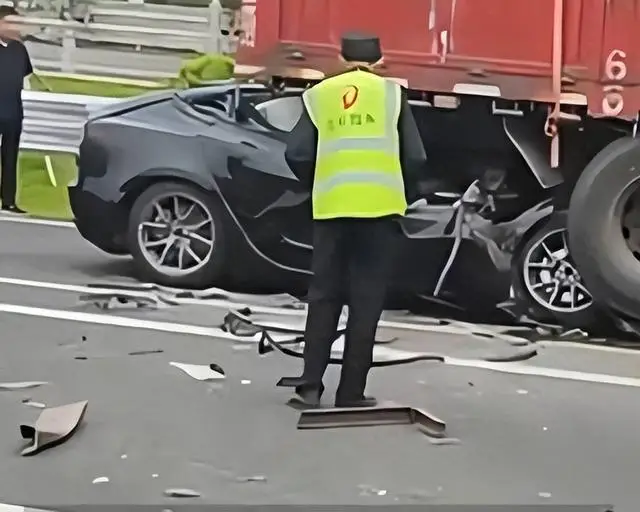 特斯拉追尾(图10) 监控曝光真相_轿车猛追尾货车_浙江特斯拉追尾大货车事故