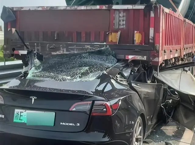 特斯拉追尾(图12) 浙江特斯拉追尾大货车事故_监控曝光真相_轿车猛追尾货车