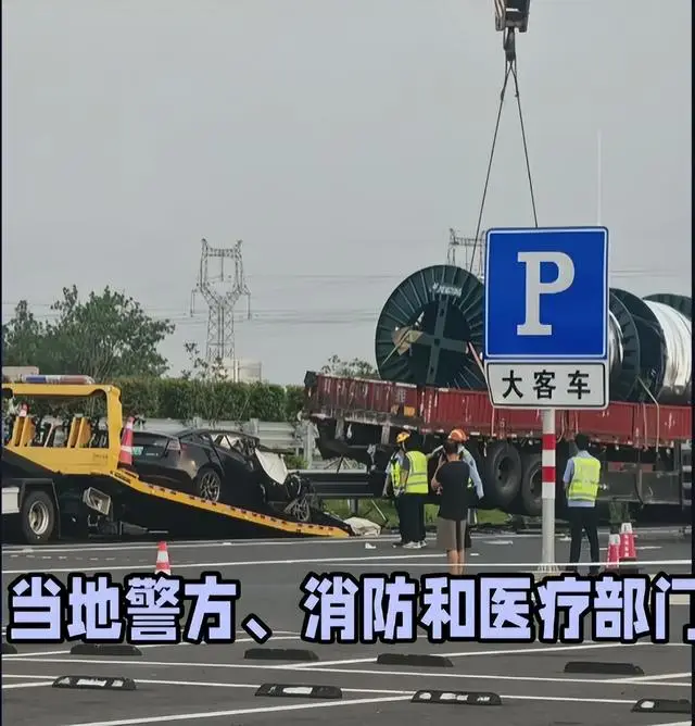 特斯拉追尾(图14) 监控曝光真相_浙江特斯拉追尾大货车事故_轿车猛追尾货车