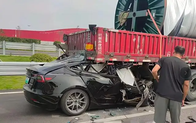 特斯拉追尾(图15) 浙江特斯拉追尾大货车事故_监控曝光真相_轿车猛追尾货车