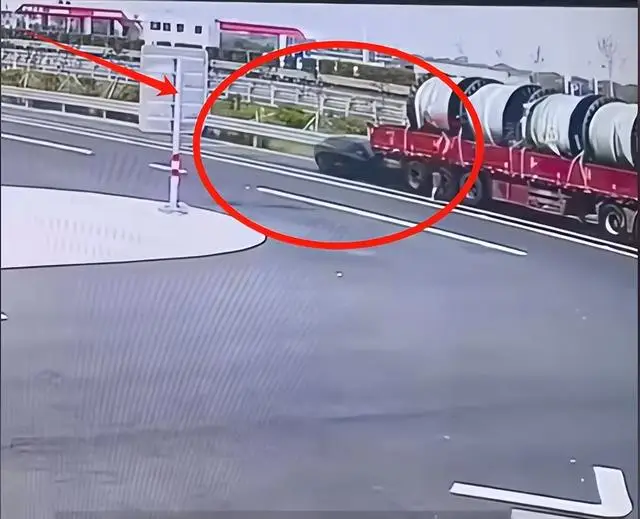 特斯拉追尾(图17) 浙江特斯拉追尾大货车事故_轿车猛追尾货车_监控曝光真相