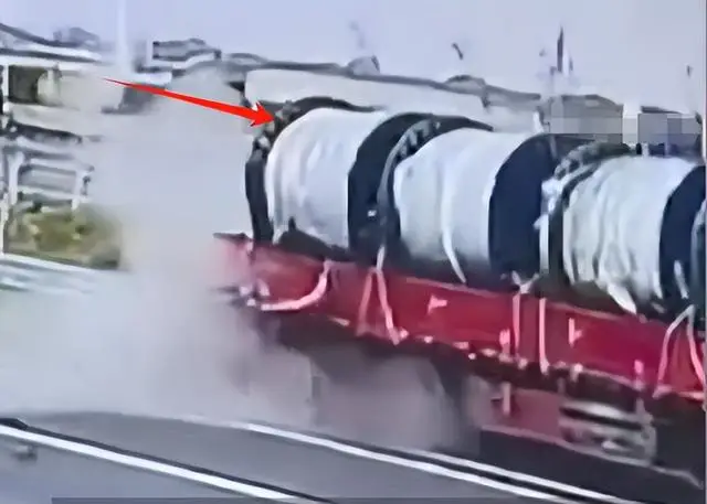 特斯拉追尾(图18) 监控曝光真相_浙江特斯拉追尾大货车事故_轿车猛追尾货车