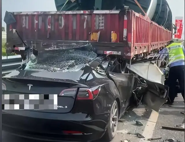 特斯拉追尾(图2) 监控曝光真相_浙江特斯拉追尾大货车事故_轿车猛追尾货车