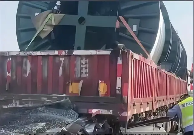 特斯拉追尾(图20) 轿车猛追尾货车_浙江特斯拉追尾大货车事故_监控曝光真相