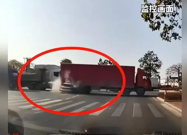 特斯拉追尾(图4) 监控曝光真相_轿车猛追尾货车_浙江特斯拉追尾大货车事故