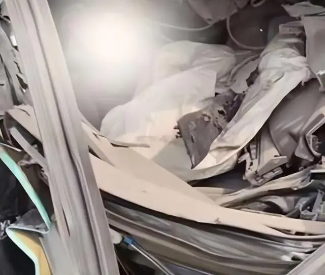 特斯拉追尾(图5) 轿车猛追尾货车_监控曝光真相_浙江特斯拉追尾大货车事故