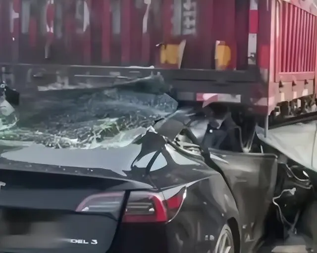 特斯拉追尾(图6) 监控曝光真相_轿车猛追尾货车_浙江特斯拉追尾大货车事故