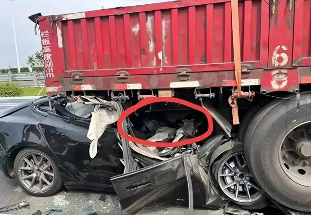 特斯拉追尾(图7) 轿车猛追尾货车_监控曝光真相_浙江特斯拉追尾大货车事故