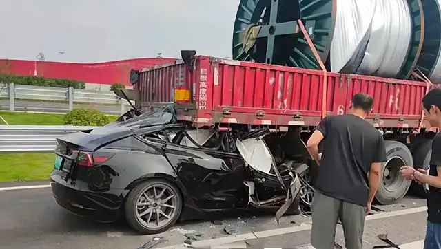 特斯拉追尾(图9) 轿车猛追尾货车_监控曝光真相_浙江特斯拉追尾大货车事故