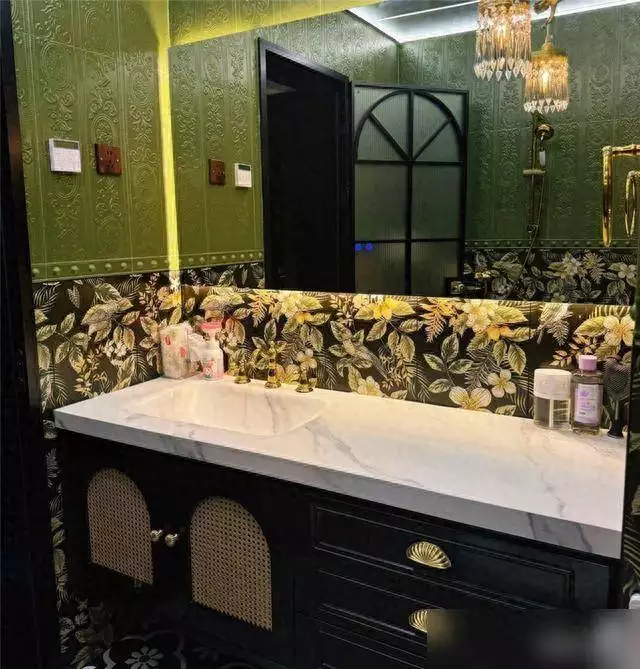 石家庄姑娘复古风卫生间装修失败走红，网友：用力过猛