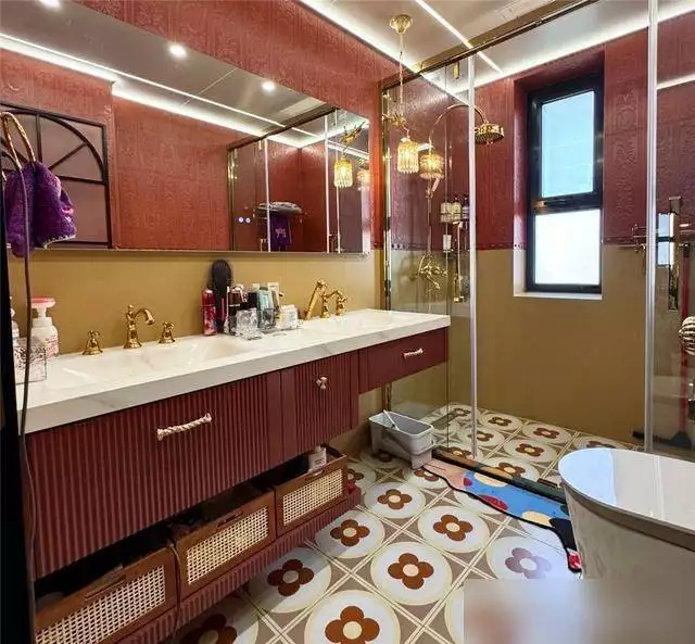 石家庄姑娘复古风卫生间装修失败走红,网友:用力过猛(图3) 石家庄好装修公司_卫生间复古装修技巧_如何避免复古风装修翻车