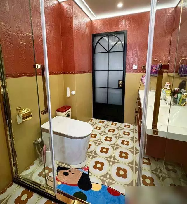 石家庄姑娘复古风卫生间装修失败走红,网友:用力过猛(图6) 石家庄好装修公司_卫生间复古装修技巧_如何避免复古风装修翻车