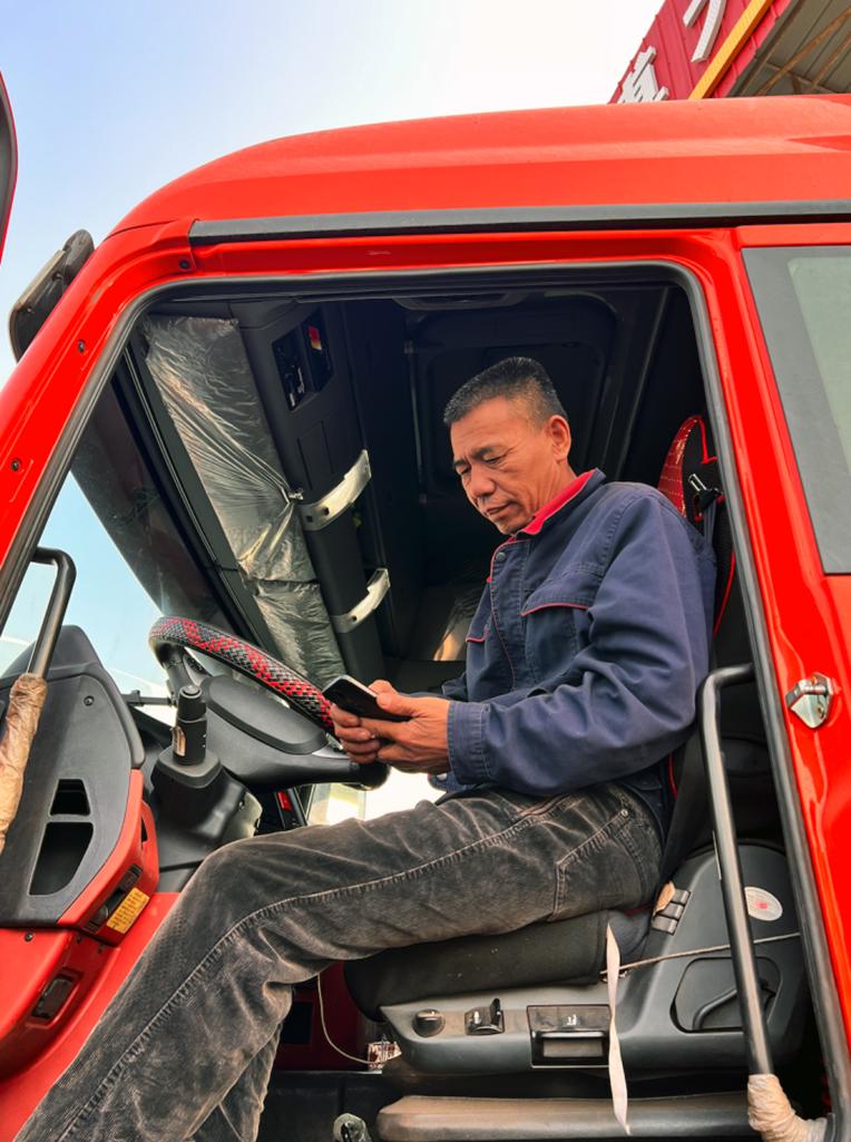 拉煤车选择它 好开舒适还多赚(图2) 重汽豪沃TX7煤炭运输_拉煤车豪沃TX7燃气车_拉煤货车