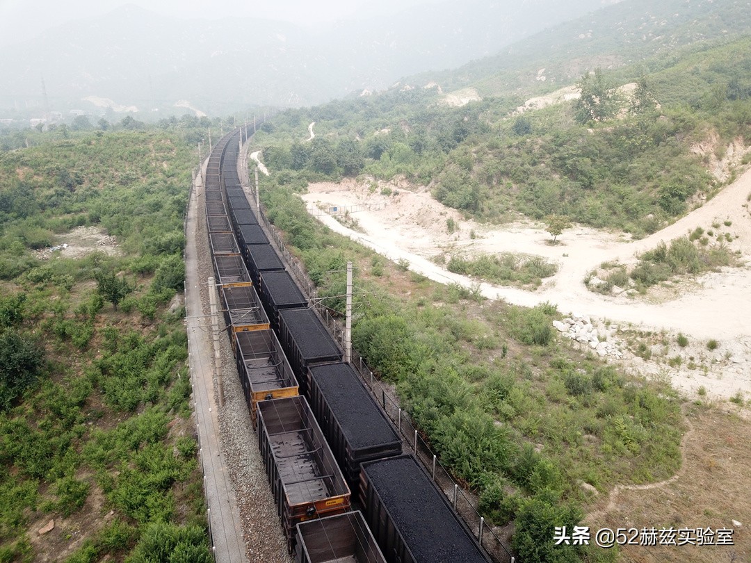 长度2.6公里载重2万吨,国产万吨运煤重载列车,这就是中国速度(图12) 重载列车无线同步操纵技术_大秦铁路重载列车_拉煤货车