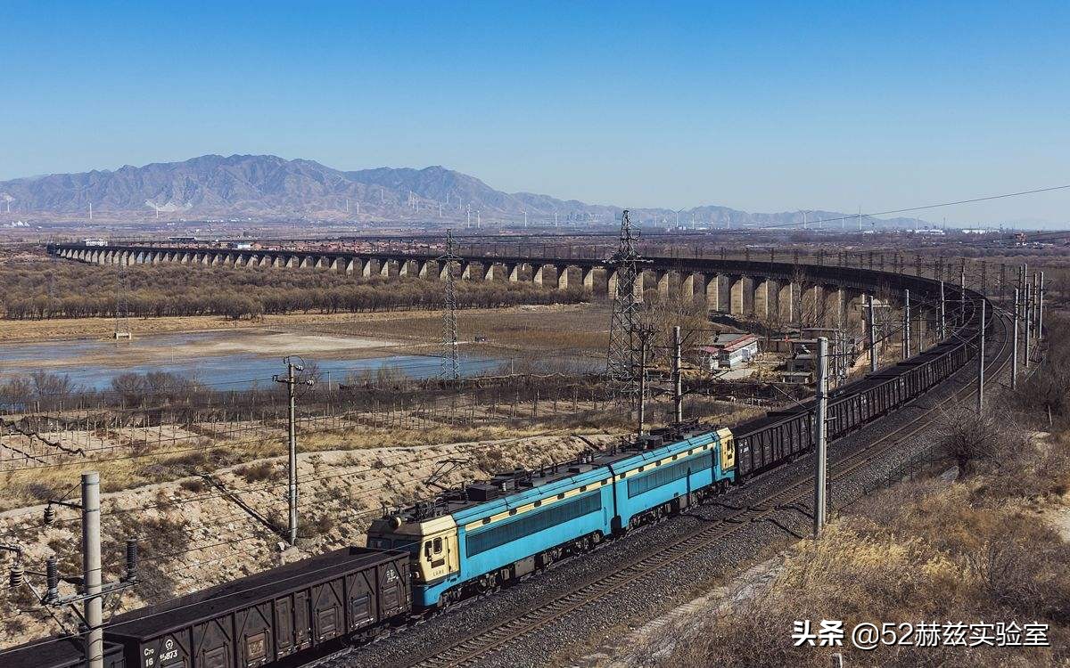长度2.6公里载重2万吨,国产万吨运煤重载列车,这就是中国速度(图4) 拉煤货车_大秦铁路重载列车_重载列车无线同步操纵技术