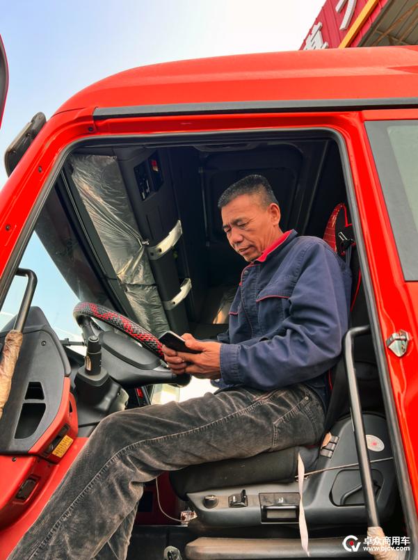 拉煤货车_衡水煤炭运输企业 中国重汽豪沃TX7燃气车 拉煤重卡运输司机