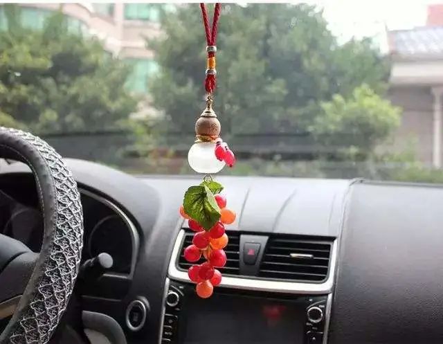 后视镜挂件妨碍视线处罚规定_车内后视镜悬挂饰物违法 柳州交警罚款50元_汽车挂饰