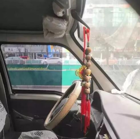 汽车挂饰_车内后视镜悬挂饰物违法 柳州交警罚款50元_后视镜挂件妨碍视线处罚规定