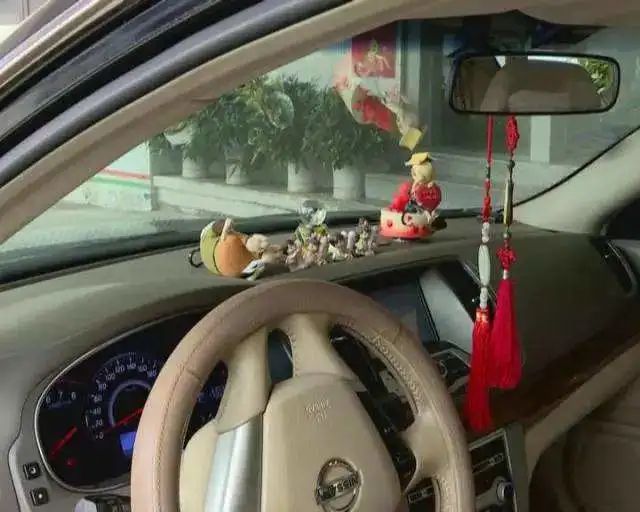 汽车挂饰_后视镜挂件妨碍视线处罚规定_车内后视镜悬挂饰物违法 柳州交警罚款50元