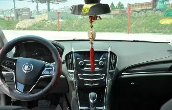 车内后视镜悬挂饰物违法 柳州交警罚款50元_后视镜挂件妨碍视线处罚规定_汽车挂饰