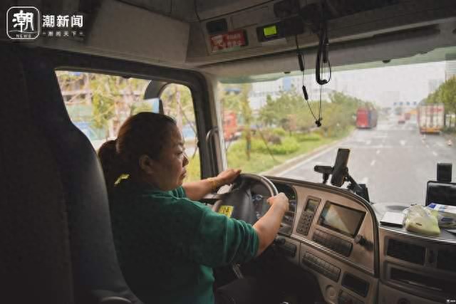 21.5米卡车4000公里专线 快递“卡姐”用车轮丈量人生