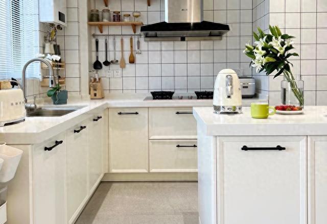 厨房装修不定制橱柜，还可以怎么装？看了年轻人的做法，被折服了