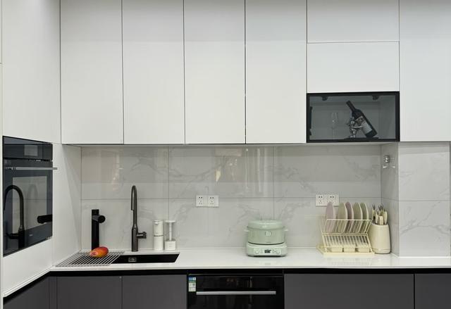 厨房装修不定制橱柜,还可以怎么装?看了年轻人的做法,被折服了(图4) 金属支架厨房改造_定制橱柜避坑_自己装修厨房的步骤