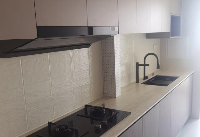 厨房装修不定制橱柜,还可以怎么装?看了年轻人的做法,被折服了(图5) 定制橱柜避坑_自己装修厨房的步骤_金属支架厨房改造