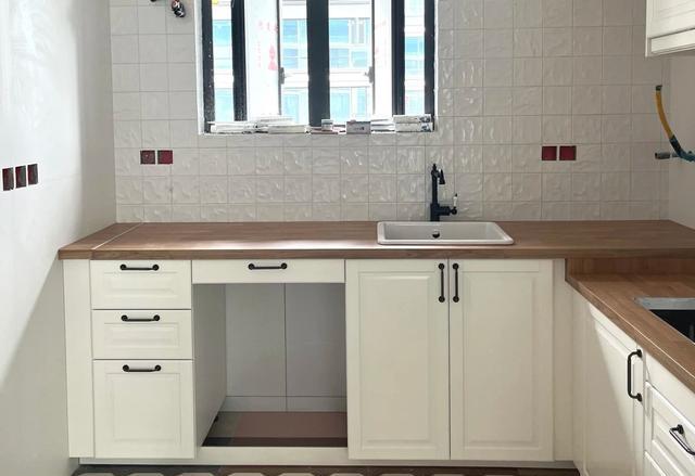 厨房装修不定制橱柜,还可以怎么装?看了年轻人的做法,被折服了(图7) 金属支架厨房改造_定制橱柜避坑_自己装修厨房的步骤