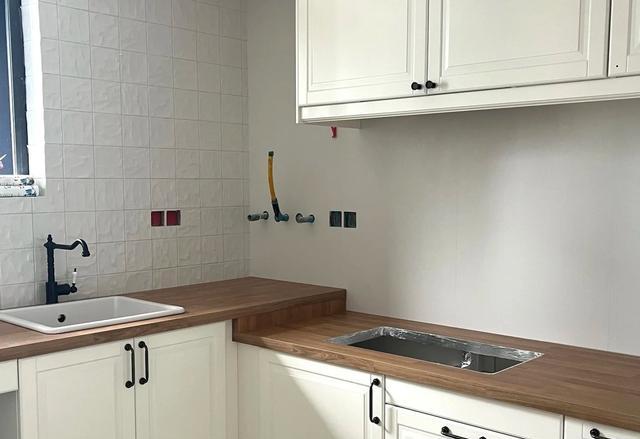 厨房装修不定制橱柜,还可以怎么装?看了年轻人的做法,被折服了(图8) 自己装修厨房的步骤_定制橱柜避坑_金属支架厨房改造