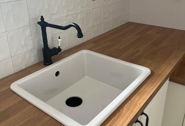 厨房装修不定制橱柜,还可以怎么装?看了年轻人的做法,被折服了(图9) 金属支架厨房改造_定制橱柜避坑_自己装修厨房的步骤