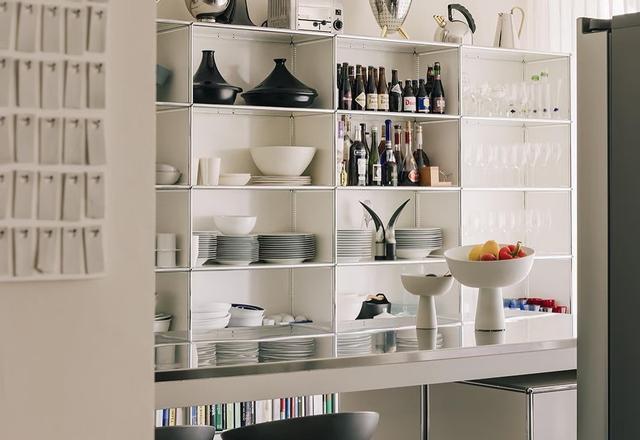 厨房装修不定制橱柜,还可以怎么装?看了年轻人的做法,被折服了(图10) 定制橱柜避坑_自己装修厨房的步骤_金属支架厨房改造