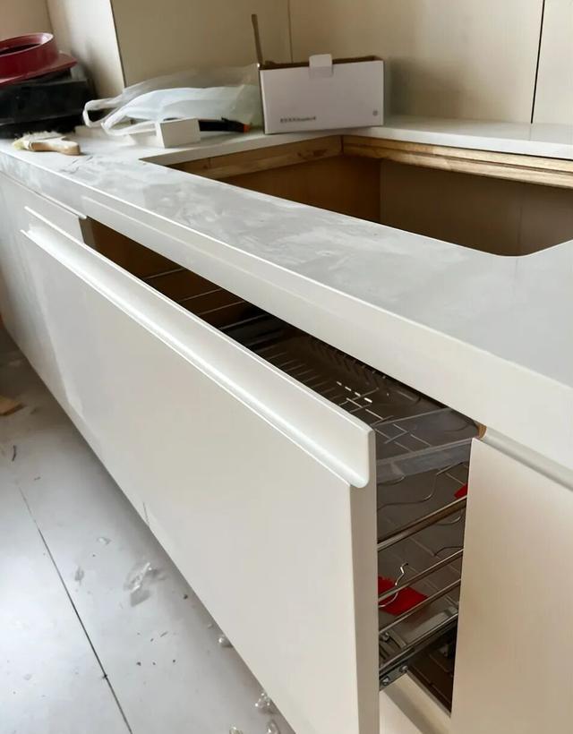 厨房装修容易踩坑的7个地方,90%的人都躲不过,老师傅的血泪教训(图2) 自己装修厨房的步骤_台面材料选购避坑_厨房五金质量差