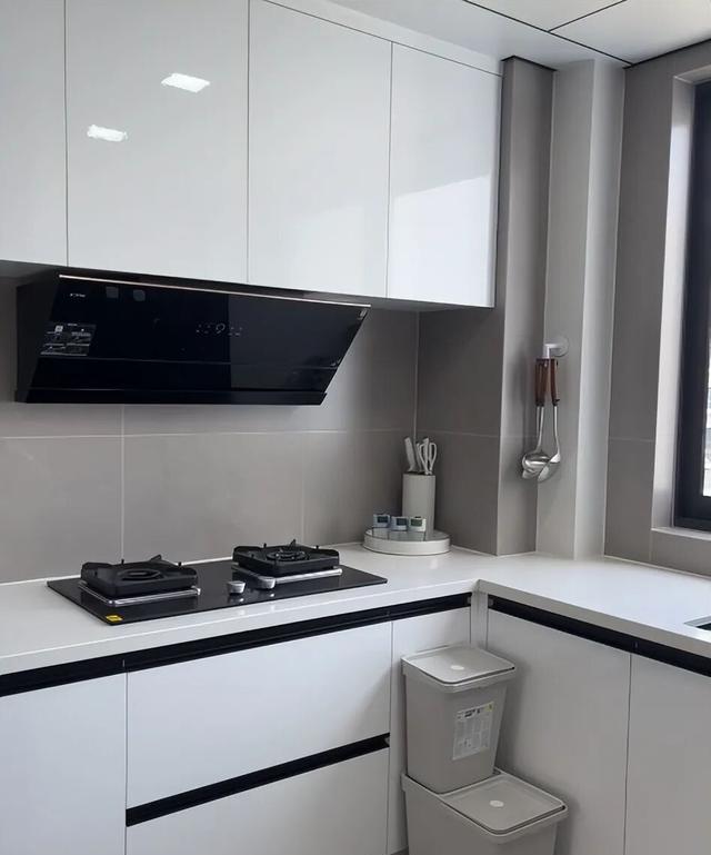 厨房装修容易踩坑的7个地方,90%的人都躲不过,老师傅的血泪教训(图3) 台面材料选购避坑_厨房五金质量差_自己装修厨房的步骤