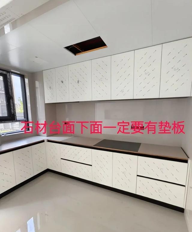 厨房装修容易踩坑的7个地方,90%的人都躲不过,老师傅的血泪教训(图6) 厨房五金质量差_自己装修厨房的步骤_台面材料选购避坑