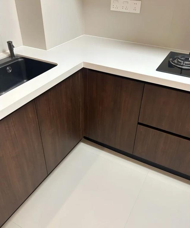 厨房装修容易踩坑的7个地方,90%的人都躲不过,老师傅的血泪教训(图7) 厨房五金质量差_自己装修厨房的步骤_台面材料选购避坑