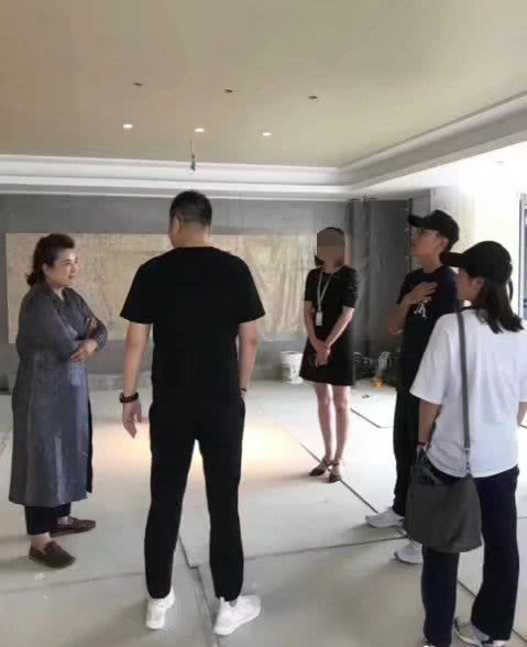 贾乃亮一身休闲装扮回老家，看到豪宅的装修进度