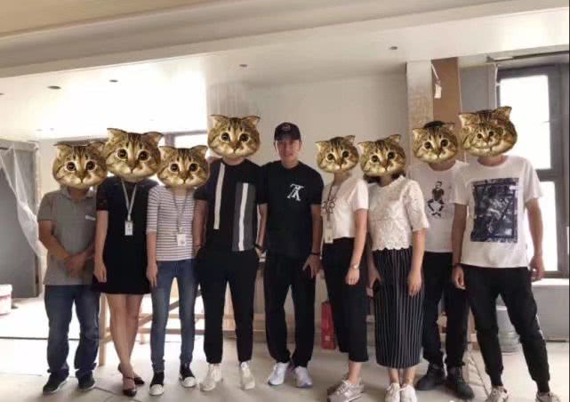 贾乃亮一身休闲装扮回老家,看到豪宅的装修进度(图2) 贾乃亮一身休闲装扮回老家,看到豪宅的装修进度