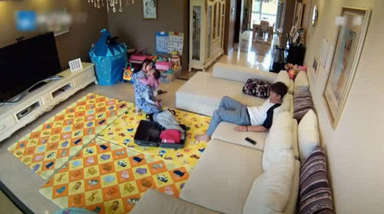 贾乃亮一身休闲装扮回老家,看到豪宅的装修进度(图3) 贾乃亮一身休闲装扮回老家,看到豪宅的装修进度