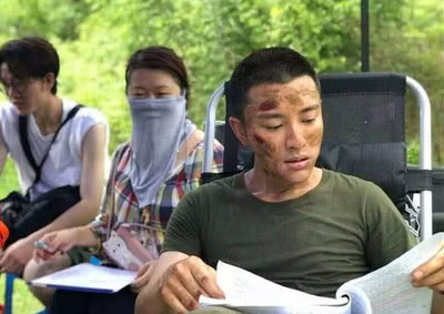 贾乃亮一身休闲装扮回老家,看到豪宅的装修进度(图5) 贾乃亮一身休闲装扮回老家,看到豪宅的装修进度