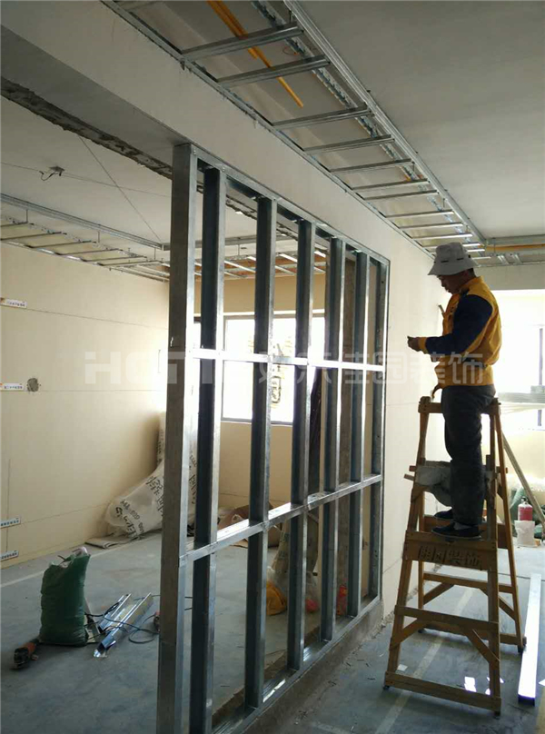 隔墙轻钢龙骨没有这样做,赶紧叫工人师傅停工(图4) 轻钢龙骨吊顶隔墙_轻钢龙骨隔墙施工_文成隔墙工艺详解