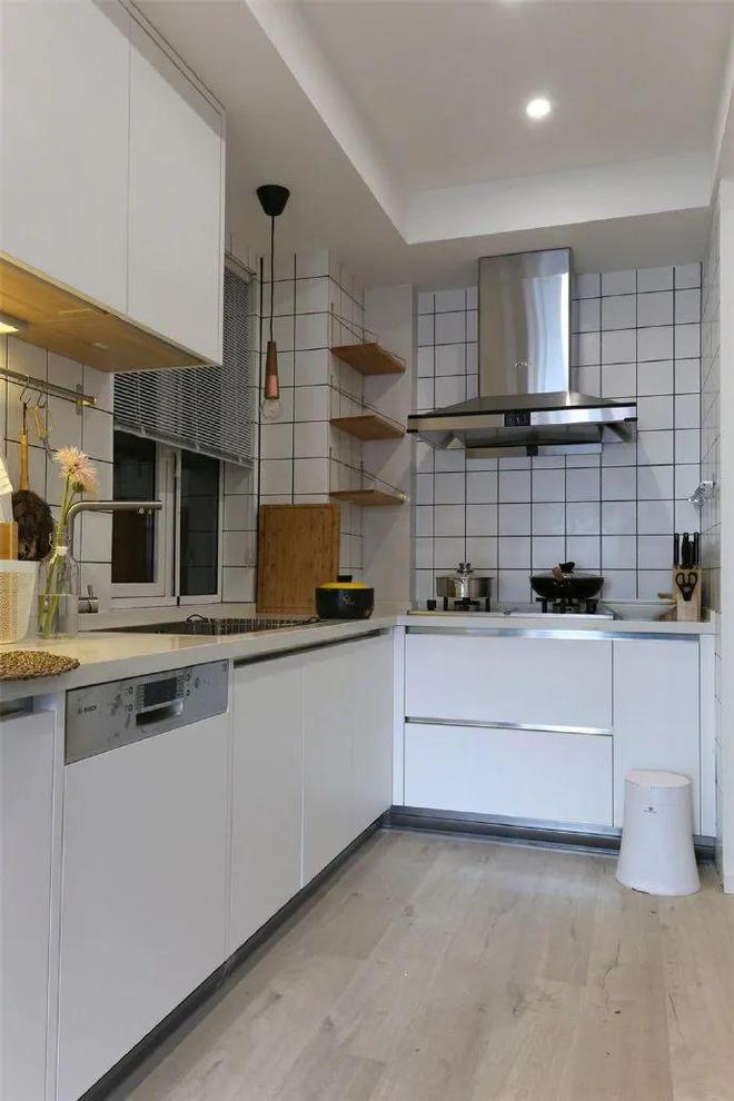 适合小户型的厨房设计,空间虽小,实用性却很强(图2) 小户型厨房设计案例_L型橱柜布局_阳台厨房装修效果图小户型