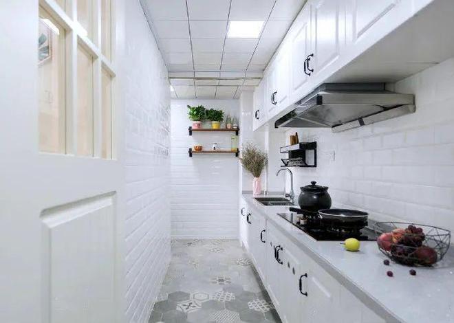 适合小户型的厨房设计,空间虽小,实用性却很强(图7) 阳台厨房装修效果图小户型_小户型厨房设计案例_L型橱柜布局