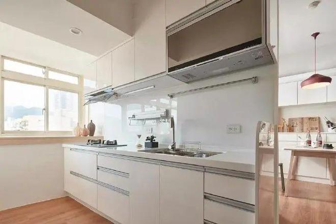 适合小户型的厨房设计,空间虽小,实用性却很强(图9) 小户型厨房设计案例_阳台厨房装修效果图小户型_L型橱柜布局