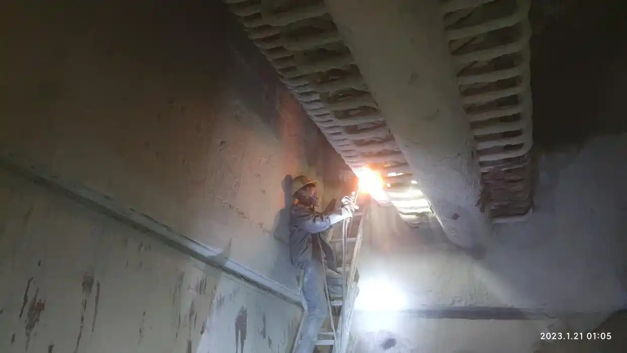 紧急抢修!这群维修工在60多度的锅炉炉膛里奋战27小时(图2) 省煤器泄露抢修_电厂机组锅炉检修稿件_春节锅炉抢修